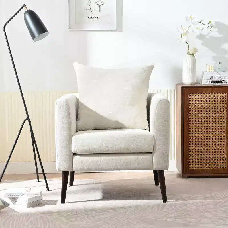 Fauteuil club capitonné, fauteuil baquet avec pieds en bois massif et support lombaire.