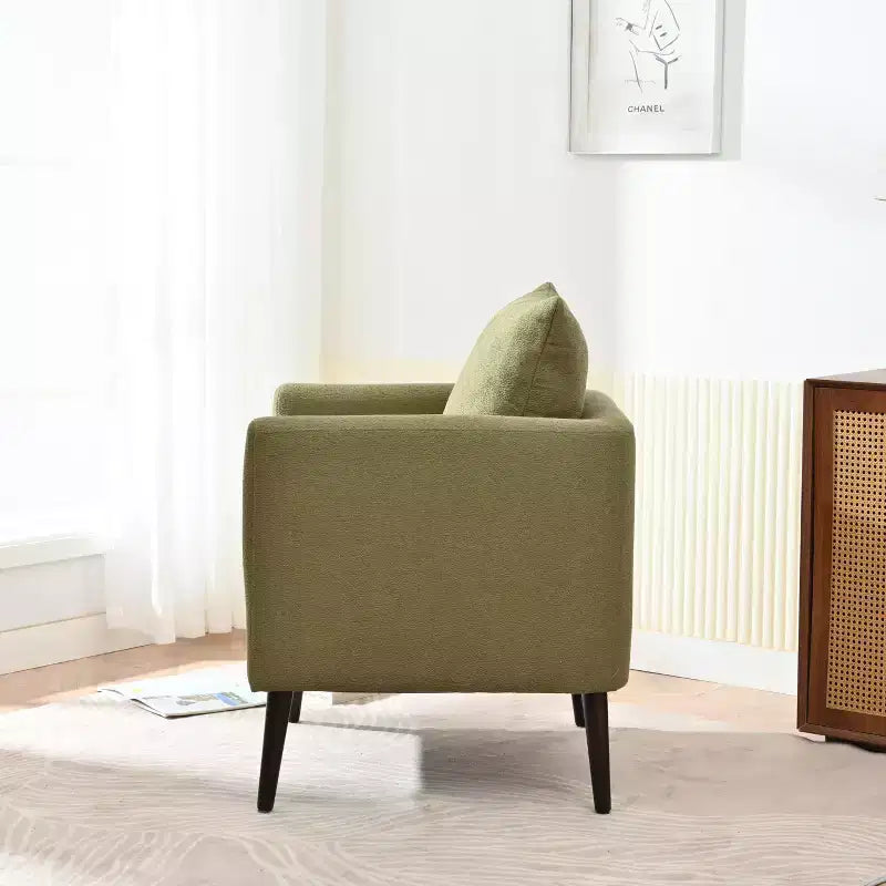 Fauteuil club capitonné, fauteuil baquet avec pieds en bois massif et support lombaire.
