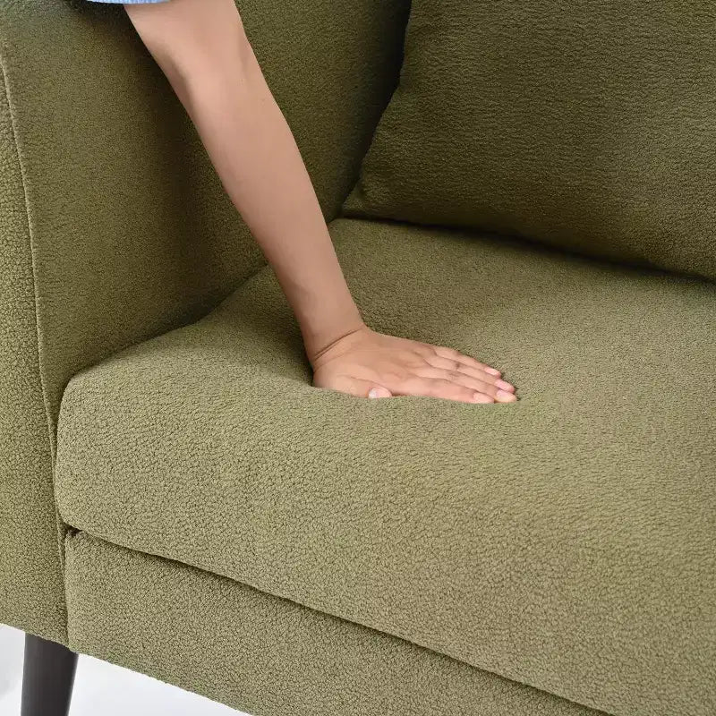 Fauteuil club capitonné, fauteuil baquet avec pieds en bois massif et support lombaire.