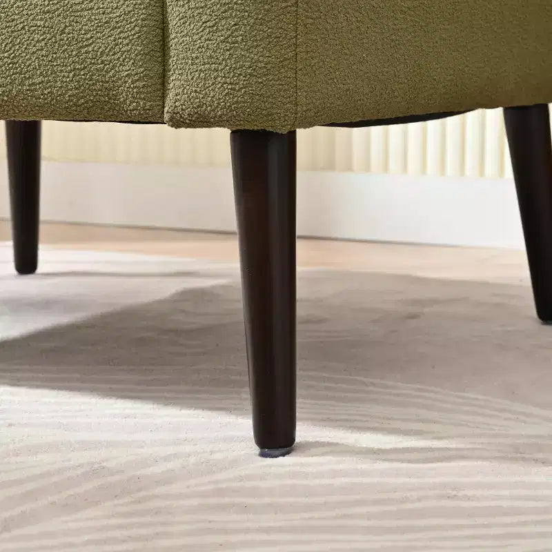 Fauteuil club capitonné, fauteuil baquet avec pieds en bois massif et support lombaire.