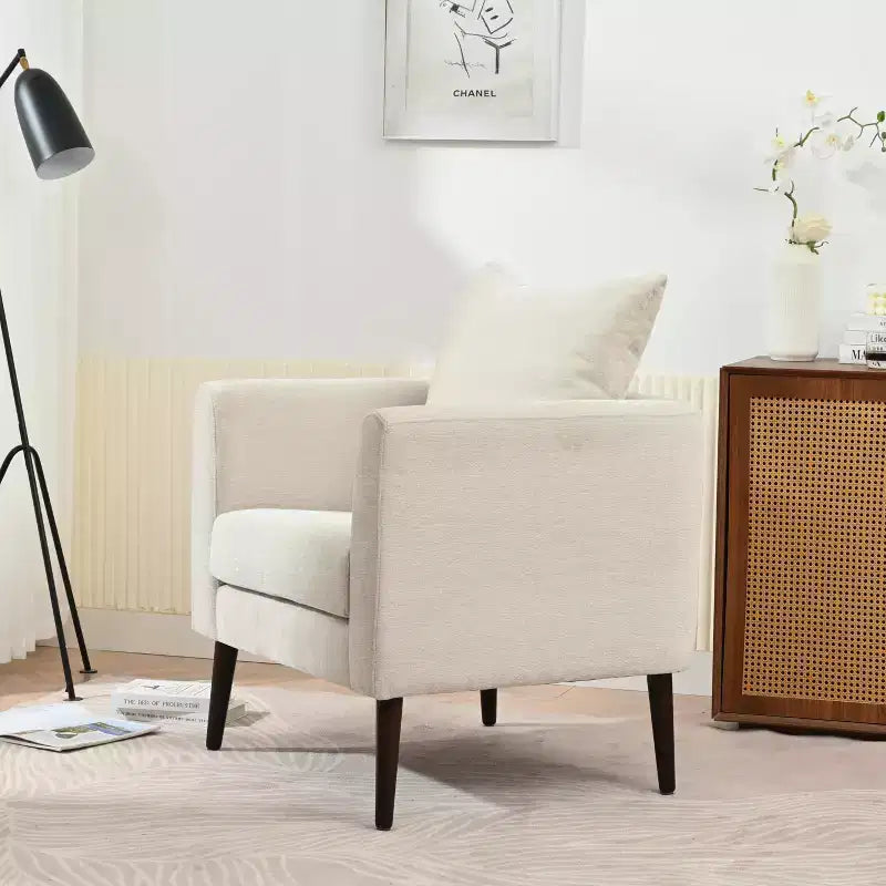 Fauteuil club capitonné, fauteuil baquet avec pieds en bois massif et support lombaire.