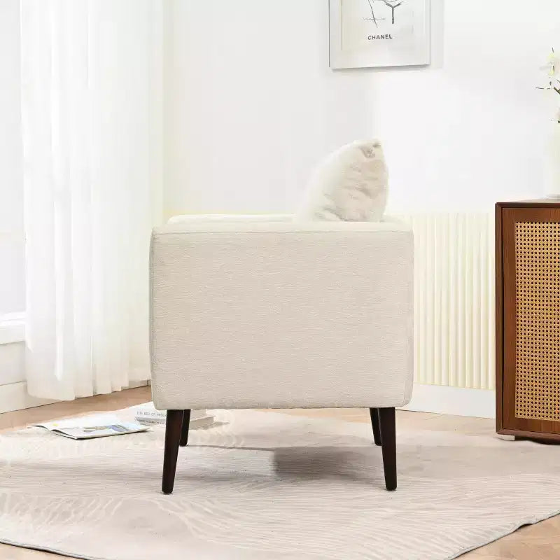 Fauteuil club capitonné, fauteuil baquet avec pieds en bois massif et support lombaire.