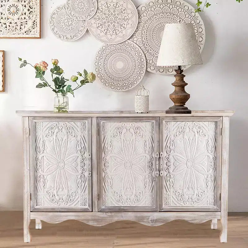 Armoire de rangement de style rustique avec 3 portes sculptées, buffet/vaisselier vintage avec étagères.