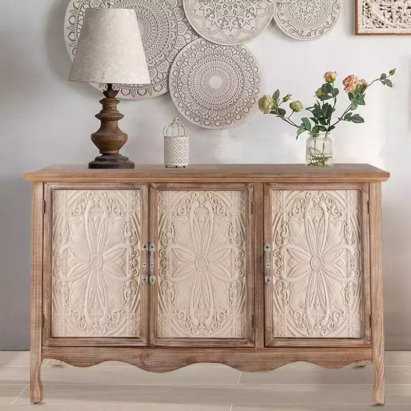 Armoire de rangement de style rustique avec 3 portes sculptées, buffet/vaisselier vintage avec étagères.