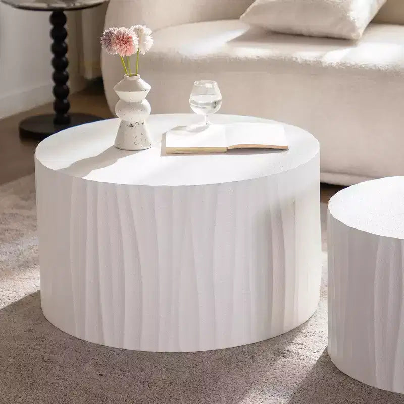 Le salon est doté d'une table basse ronde gigogne avec un motif en relief fait à la main.
