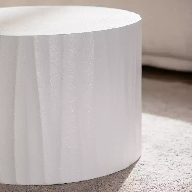 Le salon est doté d'une table basse ronde gigogne avec un motif en relief fait à la main.