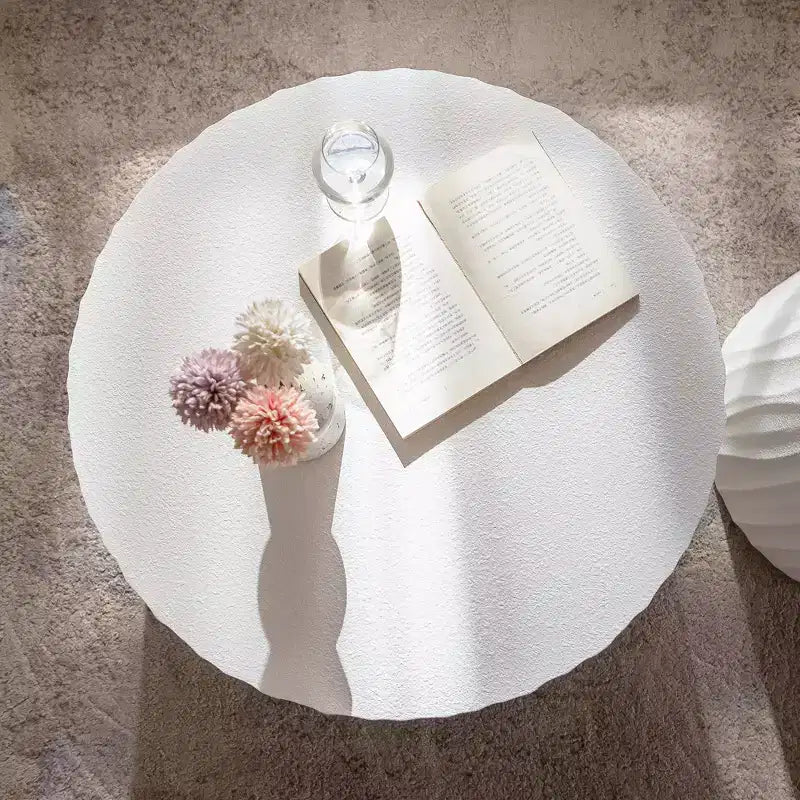 Le salon est doté d'une table basse ronde gigogne avec un motif en relief fait à la main.
