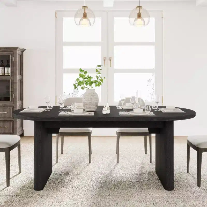 Cette longue table de salle à manger de style ferme est dotée d'une base en bois robuste et convient aux salles à manger, aux cuisines, aux salons et aux bureaux.